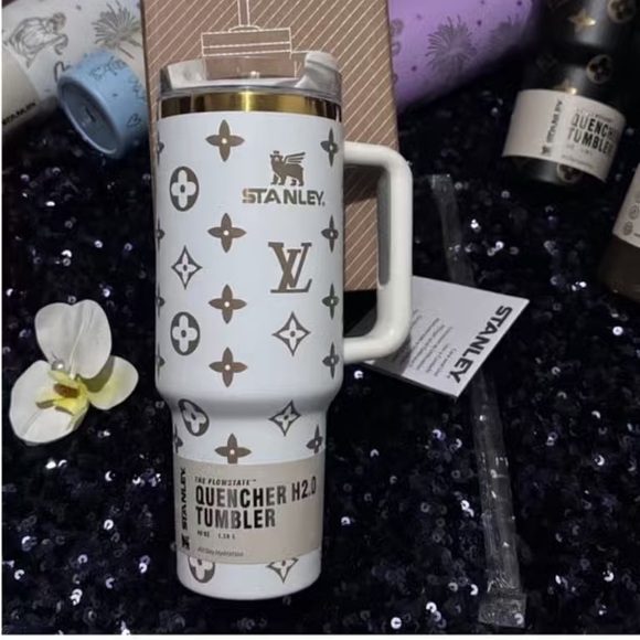 Stanley White and Black Quencher H2.0 Tumbler - Picture 6 of 9